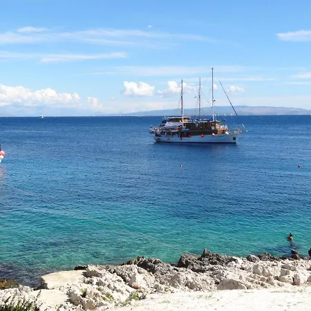 Yellow House Apartment *