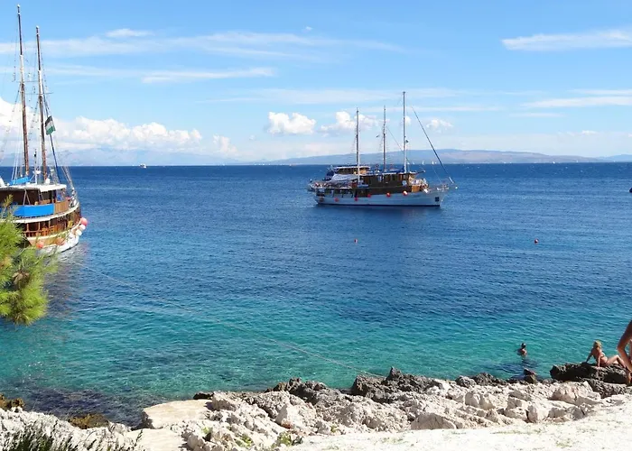 Yellow House Apartment *