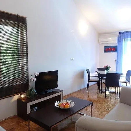 Yellow House Τρογκίρ