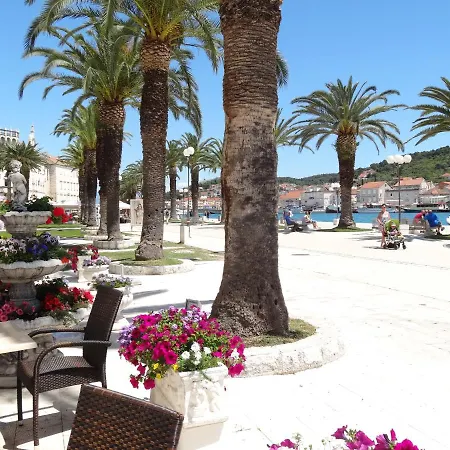 Yellow House Τρογκίρ