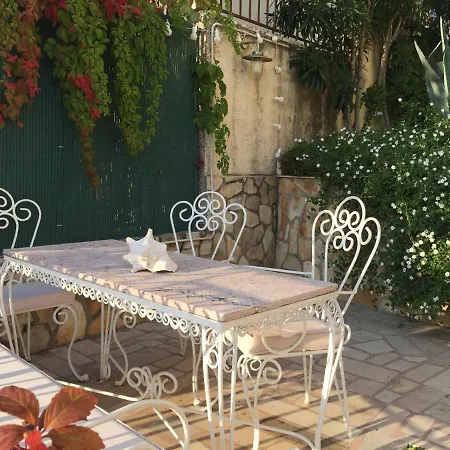 Yellow House Τρογκίρ