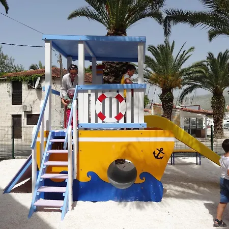 Yellow House * Τρογκίρ