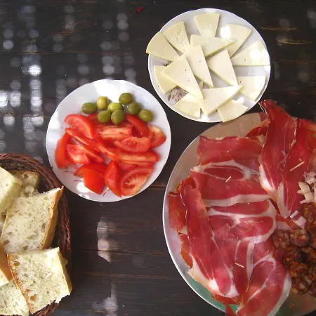 Yellow House Τρογκίρ