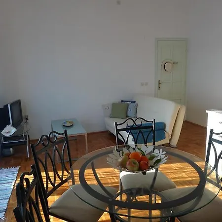 Yellow House * Τρογκίρ