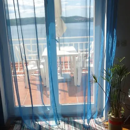 Yellow House Τρογκίρ