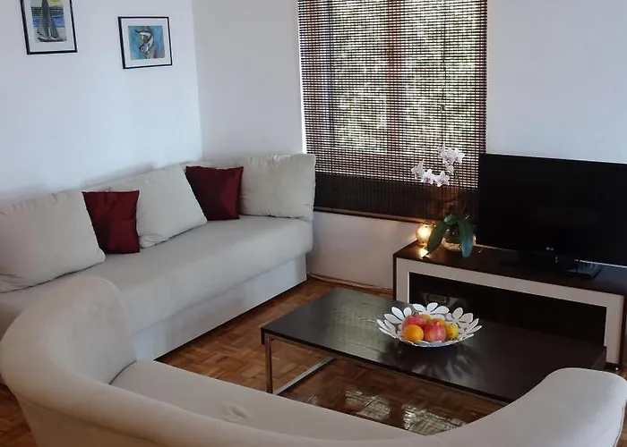 Apartman Yellow House
