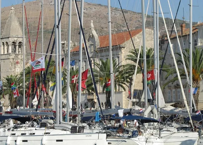 Yellow House Apartman *