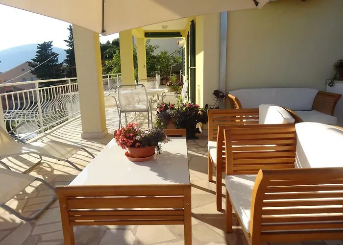 Apartman Yellow House *