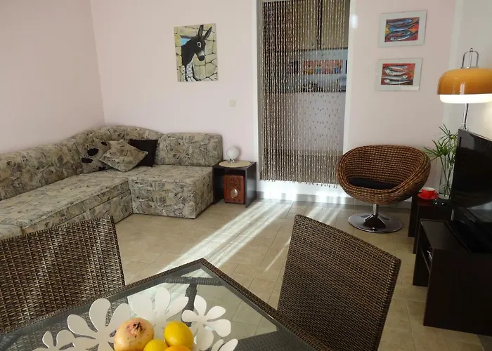 Yellow House Apartman *