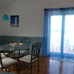 Yellow House Apartment *